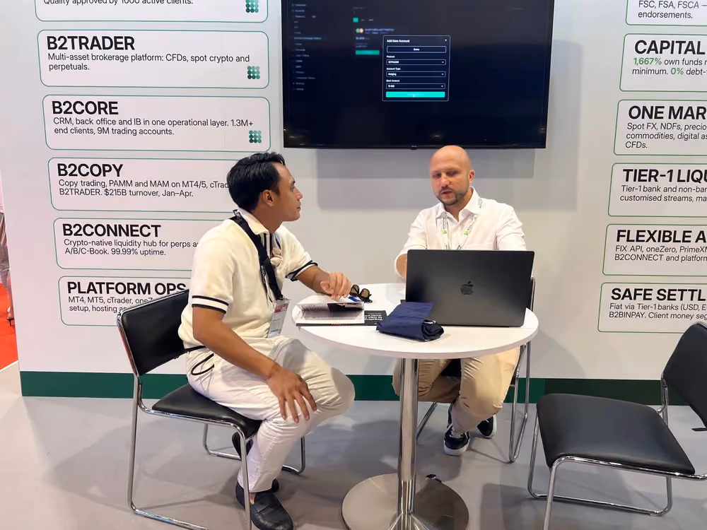 Встреча B2BROKER с посетителем на iFX EXPO Asia 2026