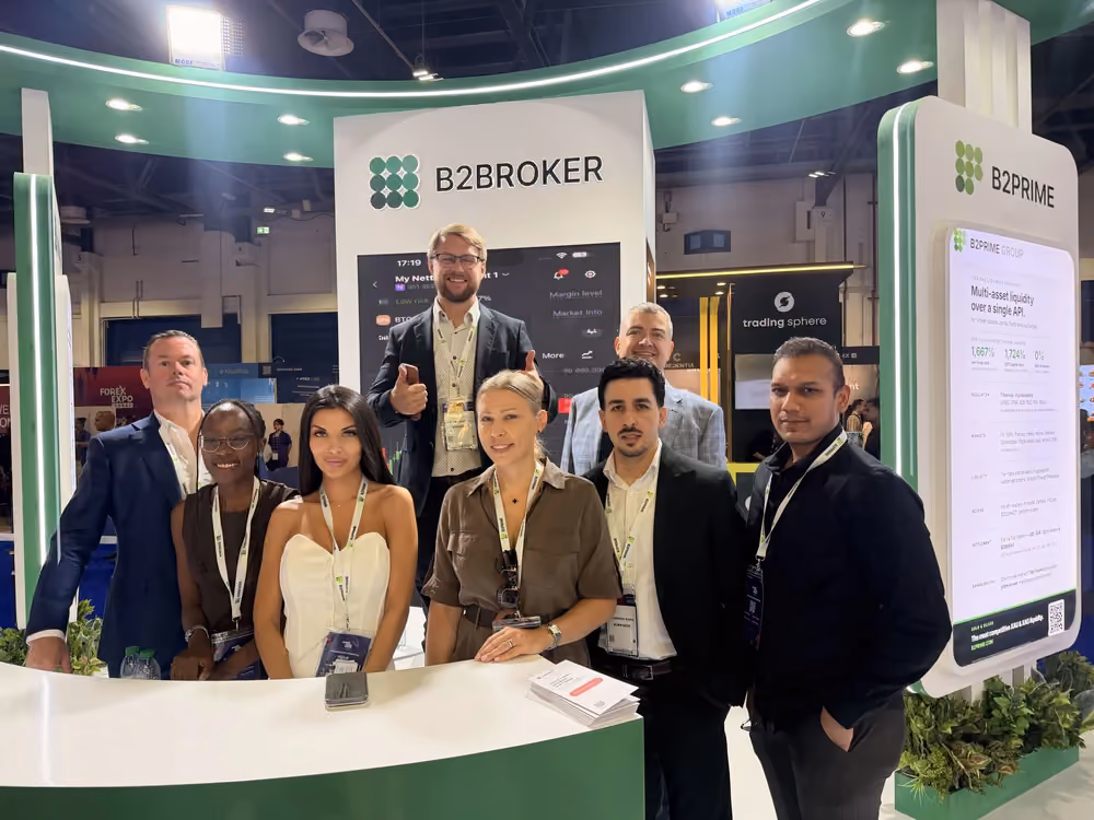 Команда B2BROKER на стенде №24 во время Forex Expo Dubai 2026